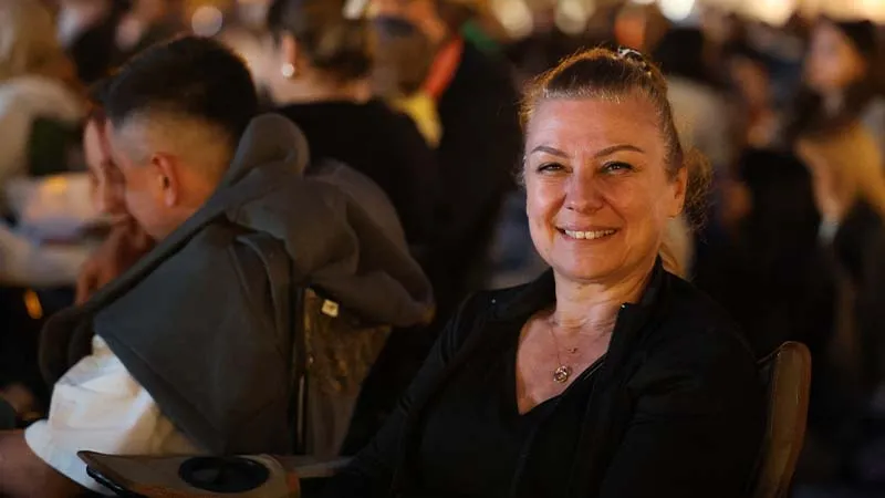 BAŞKAN KÖSE SAFRANBOLULULARLA AÇIK HAVA SİNEMASI KEYFİNDE