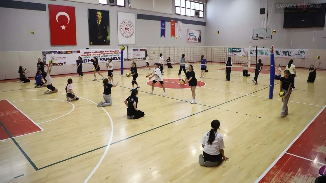 KARABÜK’TE VOLEYBOL HEYECANI SÜRÜYOR
