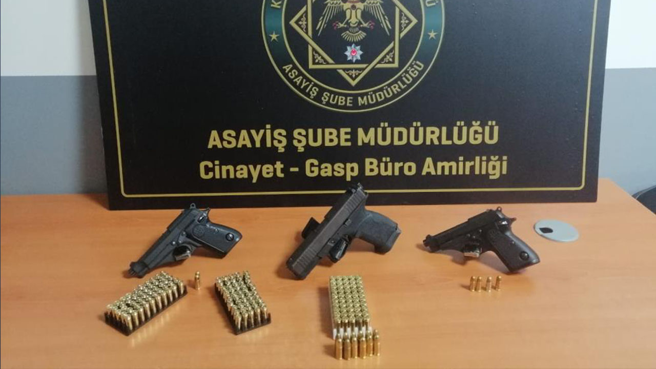 Karabük’te düzenlenen iki ayrı operasyonda ruhsatsız silahlar ve yüzlerce mermi