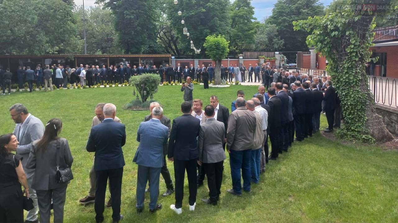 KARABÜK'TE RESMİ BAYRAMLAŞMA TÖRENİ: PROTOKOL VE HALK BULUŞTU 1 KARABÜK'TE RESMİ BAYRAMLAŞMA TÖRENİ: PROTOKOL VE HALK BULUŞTU