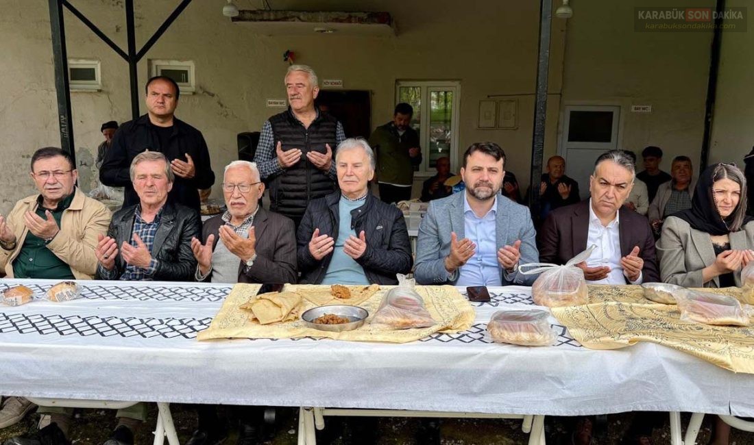 OVACIK’TA ASIRLIK “ZİYRAT” GELENEĞİ: PROTOKOL VE HALK BİR ARADA Karabük'ün Ovacık ilçesinde asırlık Ziyrat geleneği dualarla yaşatıldı. Ekincik Köyü’ndeki