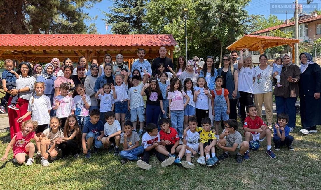 BAŞKAN ÇETİNKAYA’DAN MİNİK ÖĞRENCİLERE SÜRPRİZ PİKNİK JESTİ Karabük Belediye Başkanı Özkan Çetinkaya, piknik davetinde bulunan 2-B sınıfı