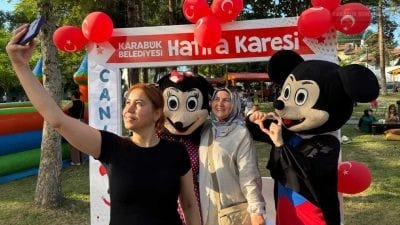 Karabük Belediyesi'nin Has Bahçe'de düzenlediği Babalar Günü etkinliği, binlerce vatandaşın