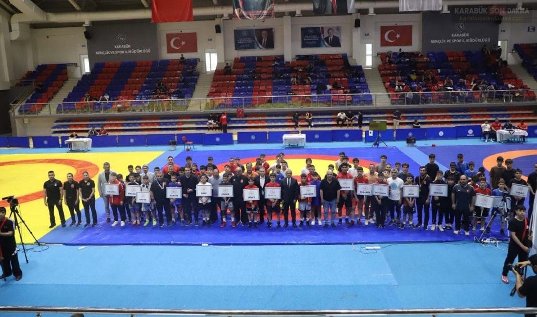 KARABÜK’TE ANALİG GÜREŞ GRUP MÜSABAKALARI BAŞLADI Karabük'ün ev sahipliğinde düzenlenen ANALİG Güreş Grup Müsabakaları, 7 ilden