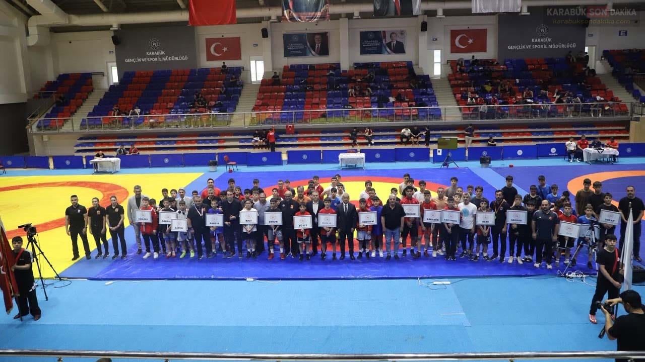 KARABÜK’TE ANALİG GÜREŞ GRUP MÜSABAKALARI BAŞLADI Karabük'ün ev sahipliğinde düzenlenen ANALİG Güreş Grup Müsabakaları, 7 ilden