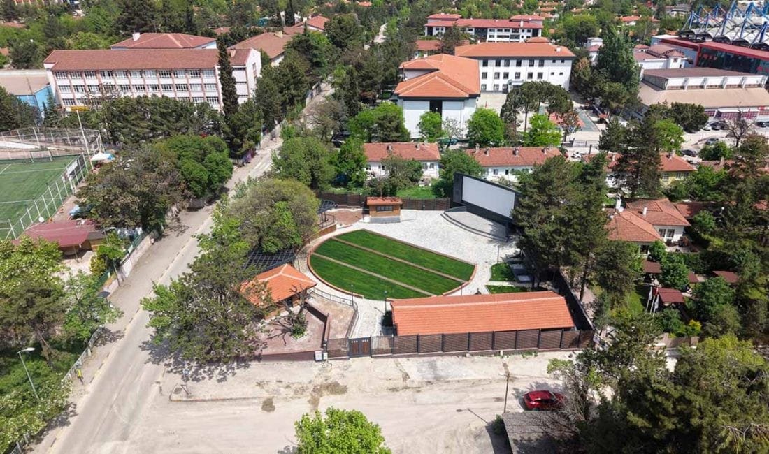 KARABÜK’TE NOSTALJİ RÜZGARI: YENİŞEHİR YAZLIK SİNEMASI AÇILIYOR Karabük’ün kültürel mirası Yenişehir Yazlık Sineması, 13 yıllık aranın ardından