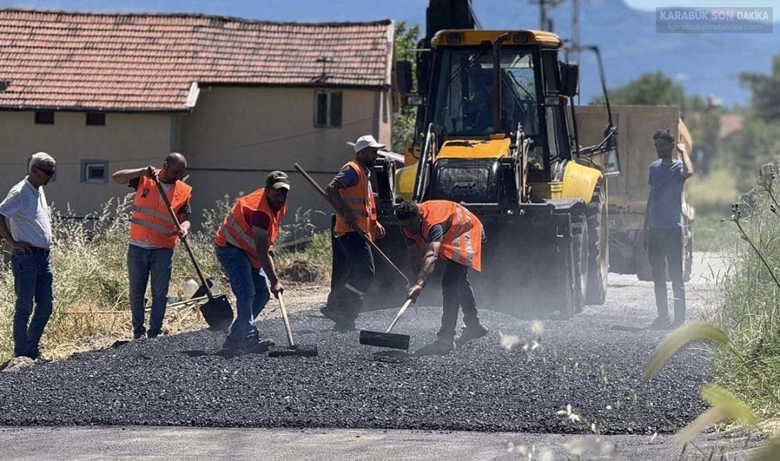 KARABÜK’TE YOL YAPIM SEFERBERLİĞİ: ASFALT ÇALIŞMALARI SÜRÜYOR Karabük Belediyesi, Kapullu, Beşbinevler ve Aydınlıkevler mahallelerinde başlattığı asfalt serim