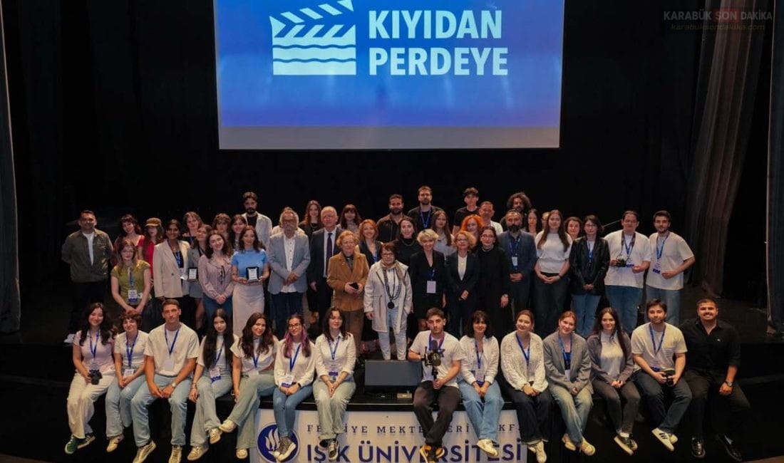KBÜ ÖĞRENCİLERİNE BİR ÖDÜL DAHA: “KÖREBE” JÜRİYİ ETKİLEDİ Karabük Üniversitesi öğrencilerinin hazırladığı “Körebe” belgeseli, Işık Üniversitesi'nin düzenlediği Kıyıdan