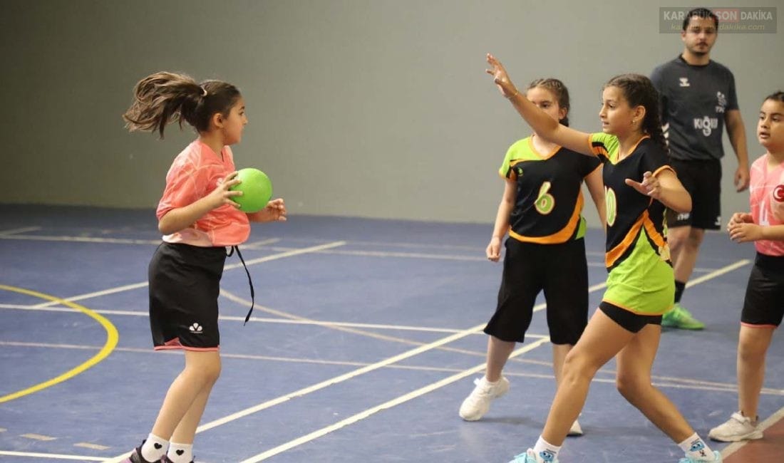 Karabük’te düzenlenen Okul Sporları Minik Kızlar Hentbol İl Birinciliği sona