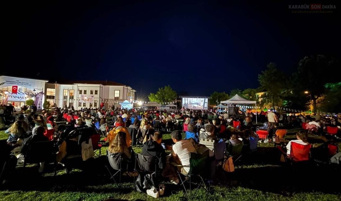 SAFRANBOLU’DA BİR CUMHURİYET ŞARKISI İLE SİNEMA COŞKUSU Safranbolu Belediye Başkanı Elif Köse, Altın Safran Belgesel Film Festivali