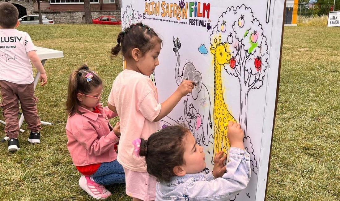 Safranbolu Belediyesi, festival kapsamında düzenlediği çocuk atölyeleriyle minik sanatçıların hayal