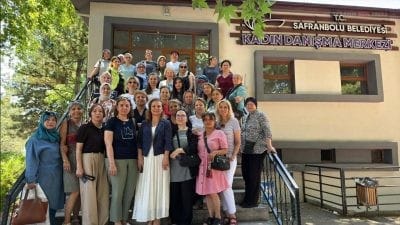 Safranbolu Belediyesi Kadın Danışma Merkezi'nde düzenlenen seminerde temizlik ve kozmetik