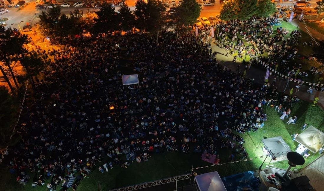 SAFRANBOLU’DA NEŞELİ GÜNLER FİLMİNE YOĞUN İLGİ Safranbolu'daki açık hava sinema gecelerinde "Neşeli Günler" rüzgarı esti. Leyla