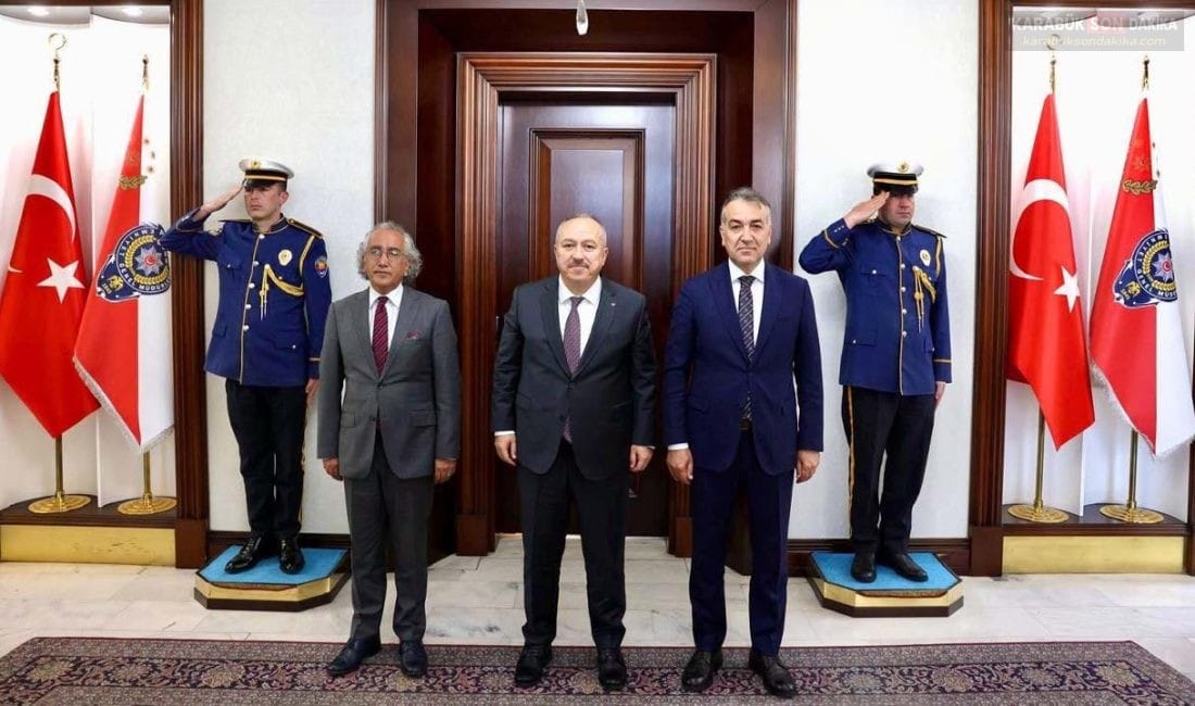 Karabük Valisi Oktay Çağatay, Emniyet Genel Müdürü Ali Fidan’ı makamında