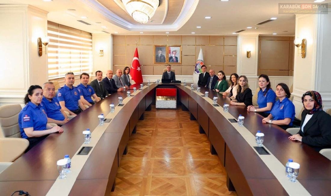VALİ OKTAY ÇAĞATAY CEZA İNFAZ PERSONELİNİ MAKAMINDA KABUL ETTİ Karabük Valisi Oktay Çağatay, Ceza İnfaz Personeli Günü dolayısıyla Cumhuriyet