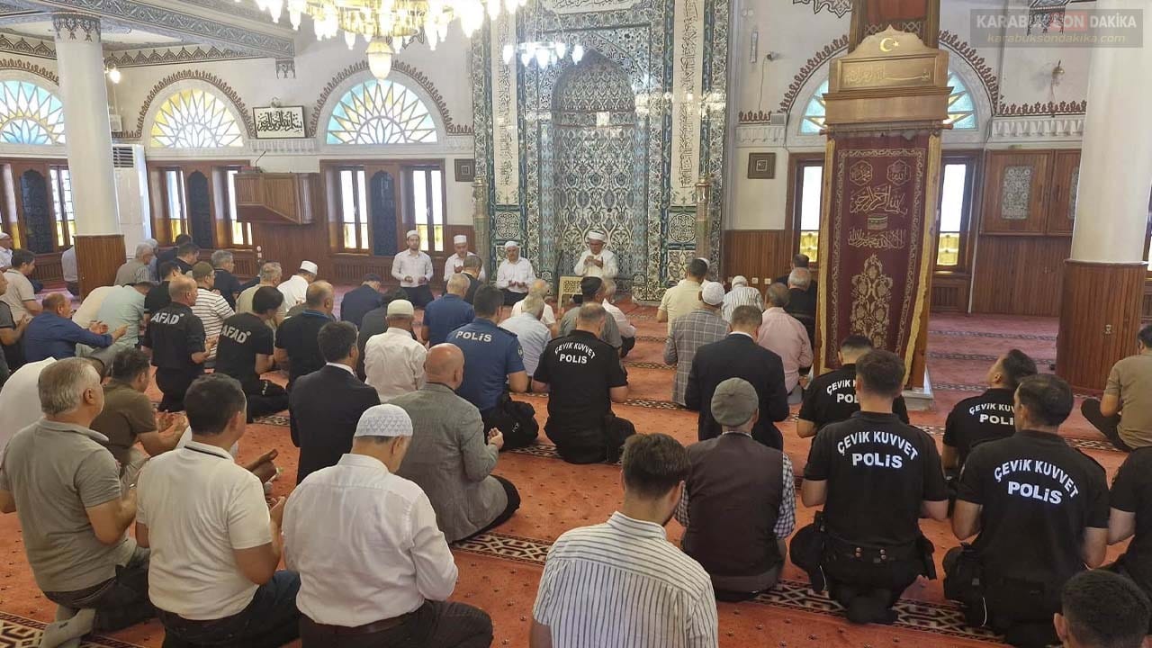 15 TEMMUZ ŞEHİTLERİ KARABÜK'TE DUALARLA YÂD EDİLDİ 2 15 TEMMUZ ŞEHİTLERİ KARABÜK'TE DUALARLA YÂD EDİLDİ