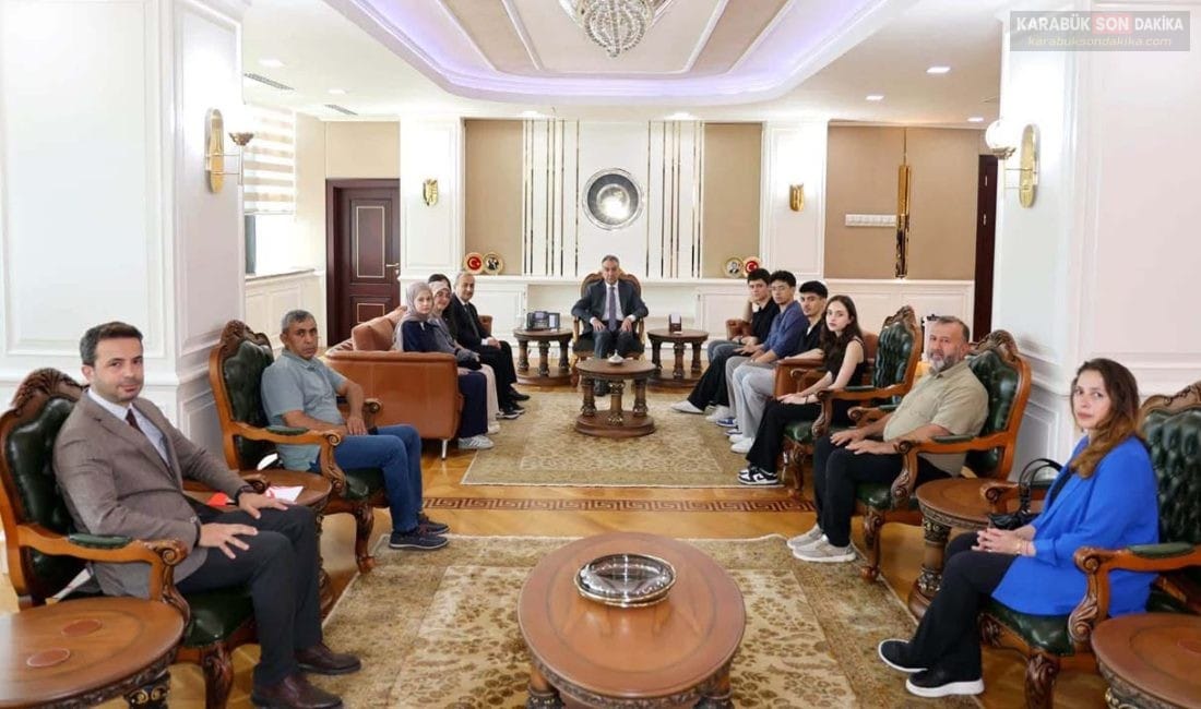KARABÜK VALİSİ ÇAĞATAY YKS ŞAMPİYONLARI VE DERECEYE GİREN ÖĞRENCİLERİ AĞIRLADI Karabük öğrencileri YKS’de Türkiye dereceleriyle öne çıktı. Vali Oktay Çağatay