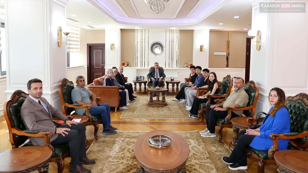 KARABÜK VALİSİ ÇAĞATAY YKS ŞAMPİYONLARI VE DERECEYE GİREN ÖĞRENCİLERİ AĞIRLADI 1 KARABÜK VALİSİ ÇAĞATAY YKS ŞAMPİYONLARI VE DERECEYE GİREN ÖĞRENCİLERİ AĞIRLADI