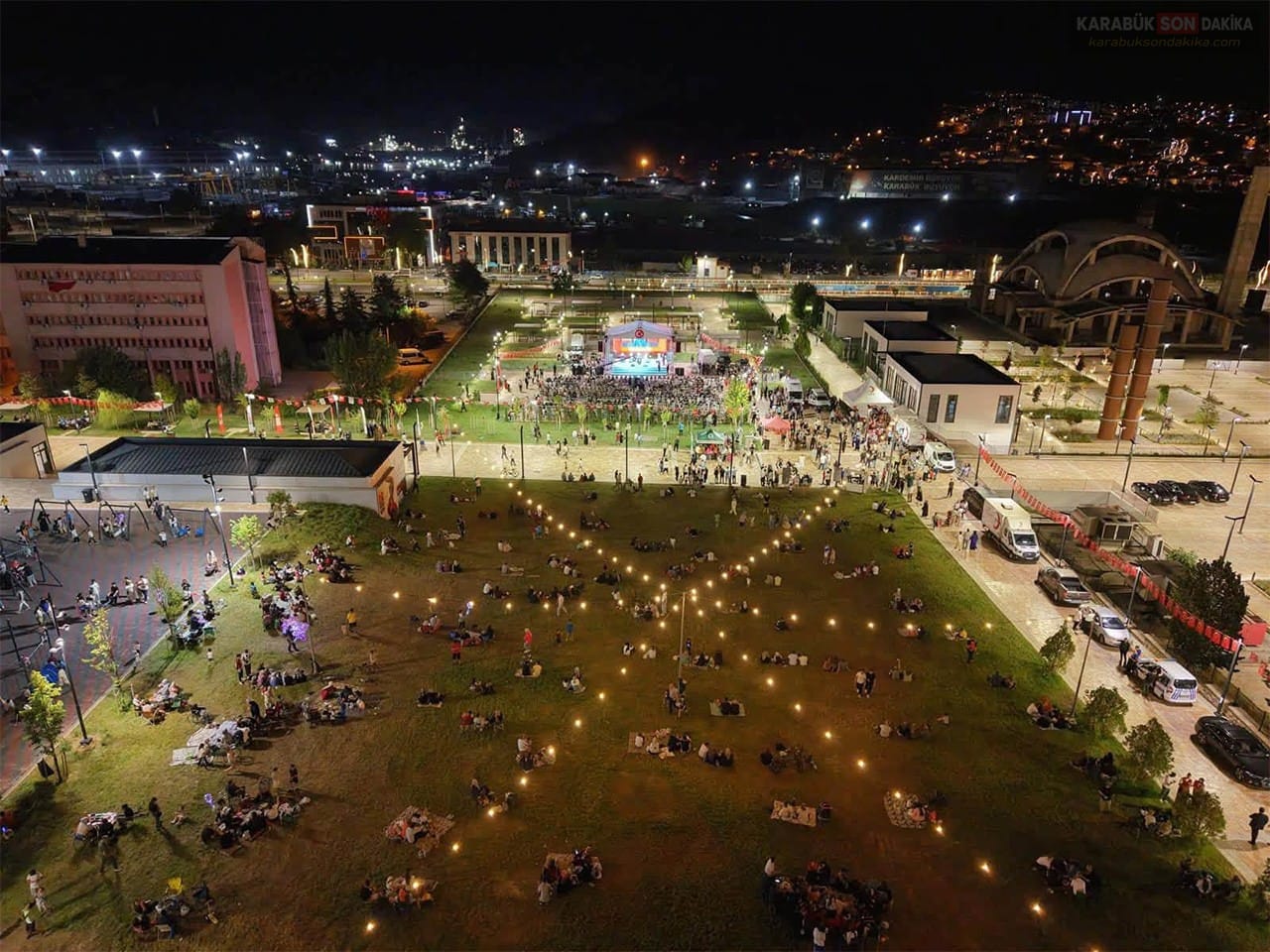 KARABÜK'TE 15 TEMMUZ RUHU: BİNLERCE KİŞİ TEK YÜREK OLDU