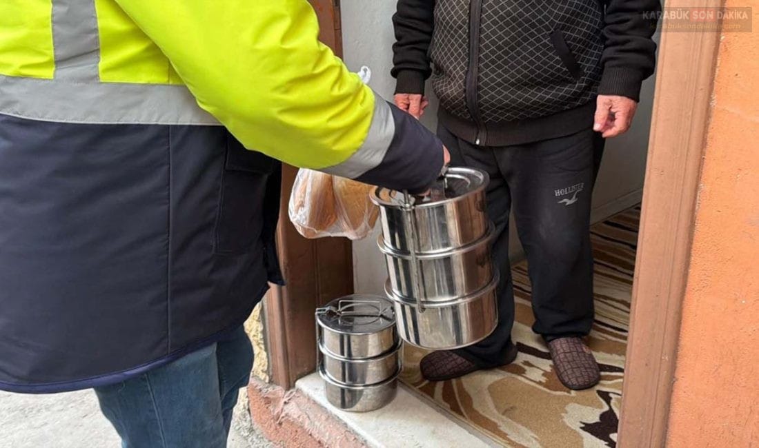 KARABÜK’TE AŞEVİNDEN HER GÜN 430 VATANDAŞA SICAK YEMEK Karabük Belediyesi, iki yıldır kesintisiz sürdürdüğü Aşevi hizmetiyle ihtiyaç sahibi