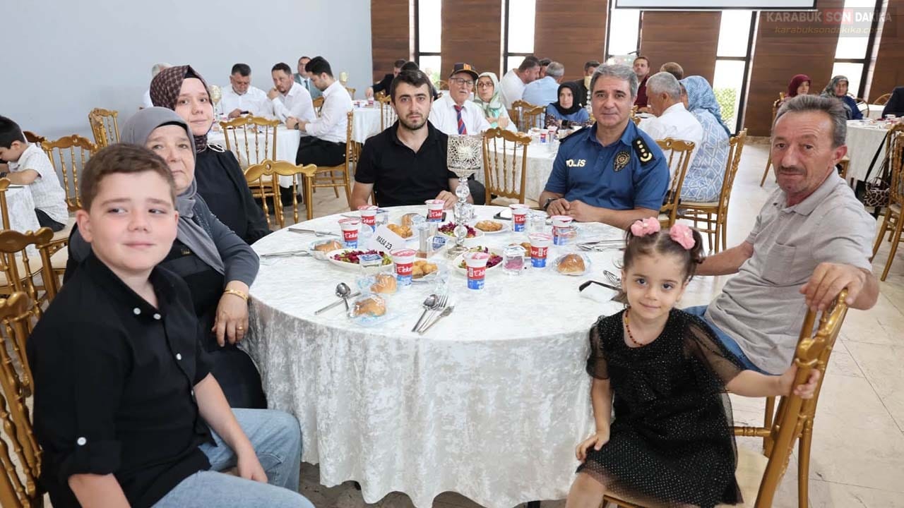 KARABÜK'TE ŞEHİT AİLELERİ VE GAZİLER ONURUNA ANLAMLI BULUŞMA 1 KARABÜK'TE ŞEHİT AİLELERİ VE GAZİLER ONURUNA ANLAMLI BULUŞMA