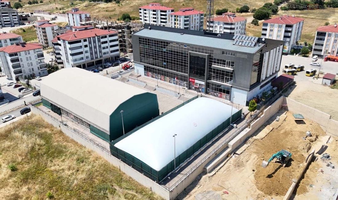 KARABÜK’TE TENİS ARTIK DÖRT MEVSİM OYNANACAK Karabük'te açık tenis kortu şişme balon sistemle kapatıldı. Yeni tesis