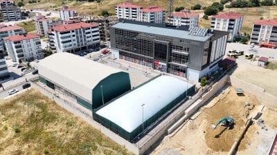 Karabük'te açık tenis kortu şişme balon sistemle kapatıldı. Yeni tesis