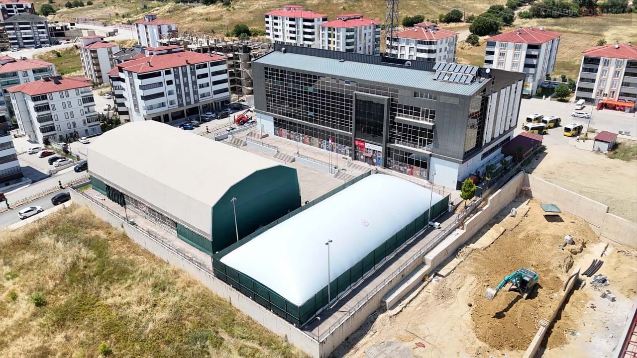Karabük'te açık tenis kortu şişme balon sistemle kapatıldı. Yeni tesis