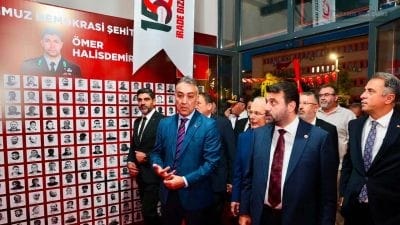 OKTAY ÇAĞATAY 15 TEMMUZ ANMA MERKEZİ’NDE: DEMOKRASİ DESTANI YENİDEN HATIRLANDI Karabük Valisi Oktay Çağatay, 15 Temmuz Demokrasi ve Millî Birlik