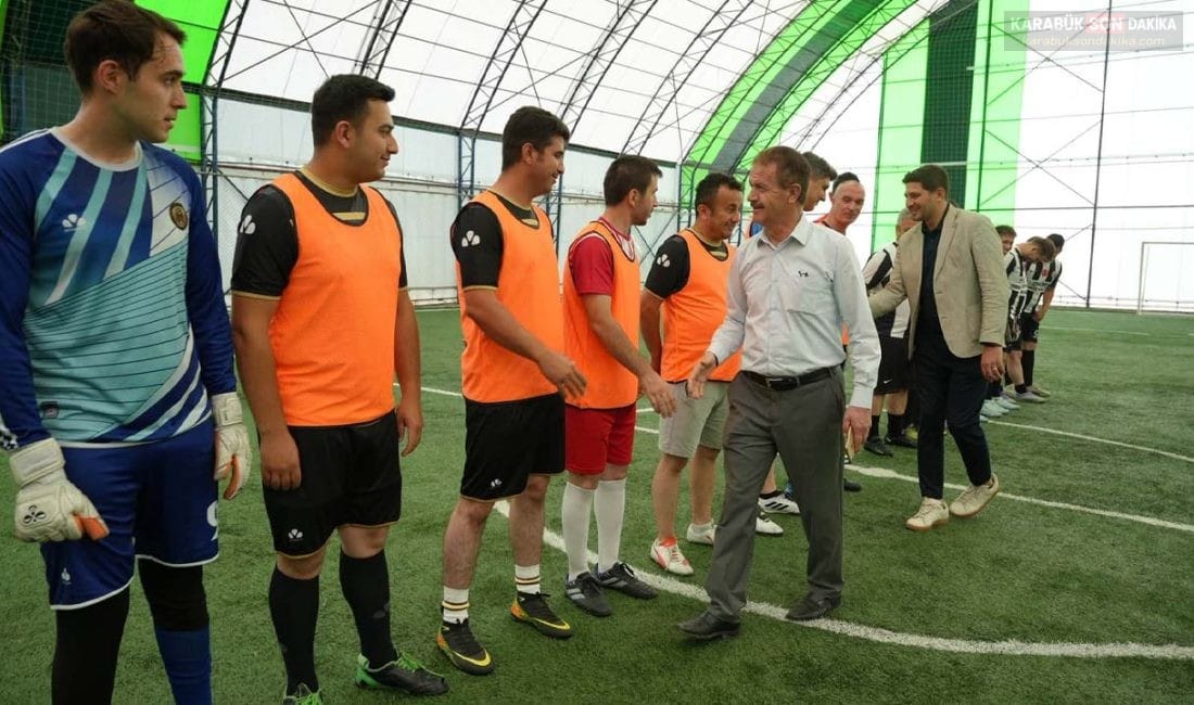 Ovacık'ta kurumlar arası futbol heyecanı başladı. Kaymakamlık öncülüğünde düzenlenen turnuvanın