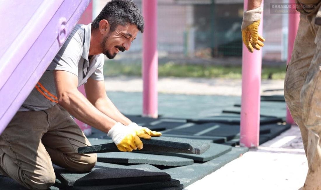 SAFRANBOLU’DA ÇOCUKLAR İÇİN GÜVENLİ PARKLAR YENİLENİYOR Safranbolu Belediyesi, kent genelindeki çocuk oyun alanlarında bakım, onarım ve