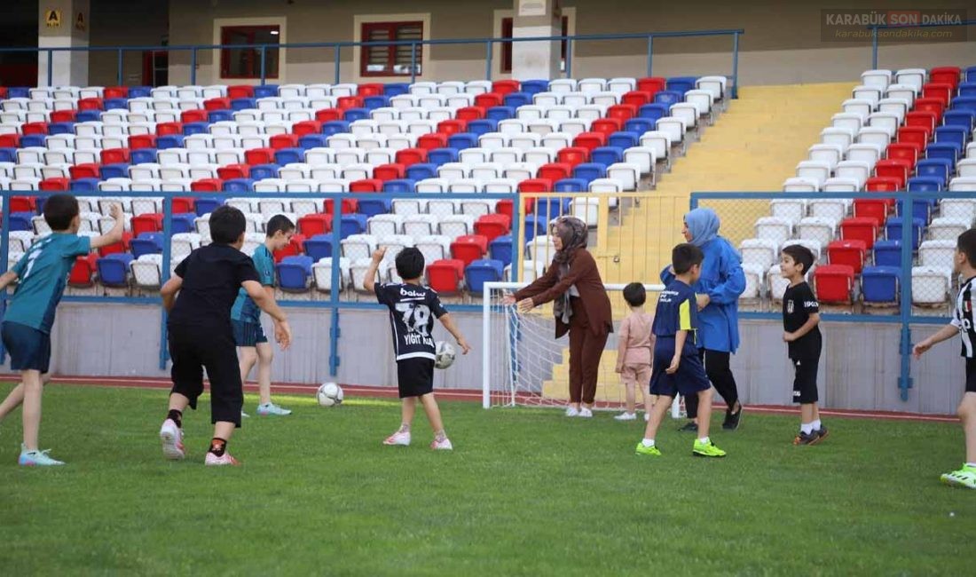 STADYUMDA SPOR ŞÖLENİ! AİLELER VE ÇOCUKLAR BULUŞTU Karabük Necmettin Şeyhoğlu Stadyumu, aileleri ve çocukları sporun birleştirici gücüyle