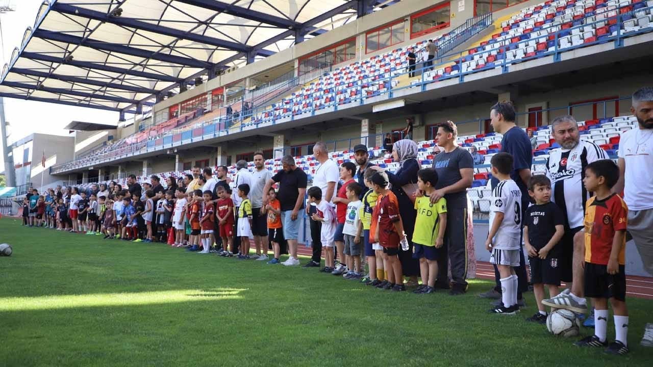 STADYUMDA SPOR ŞÖLENİ! AİLELER VE ÇOCUKLAR BULUŞTU 1 STADYUMDA SPOR ŞÖLENİ! AİLELER VE ÇOCUKLAR BULUŞTU
