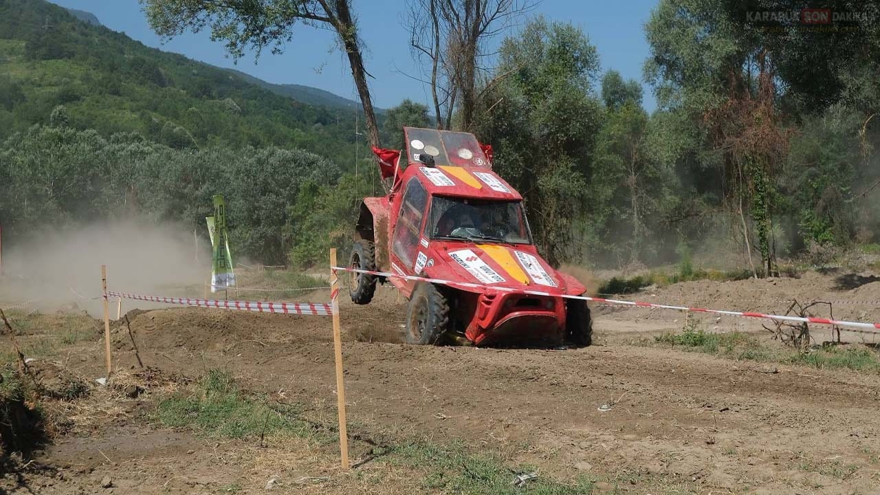 YENİCE'DE OFF-ROAD HEYECANI ZİRVE YAPTI! BİNLERCE KİŞİ FİNALDE BULUŞTU 3 YENİCE'DE OFF-ROAD HEYECANI ZİRVE YAPTI! BİNLERCE KİŞİ FİNALDE BULUŞTU