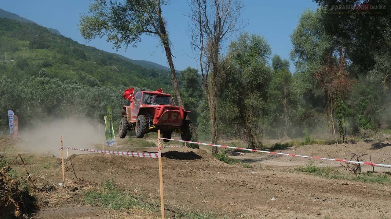 YENİCE'DE OFF-ROAD HEYECANI ZİRVE YAPTI! BİNLERCE KİŞİ FİNALDE BULUŞTU 2 YENİCE'DE OFF-ROAD HEYECANI ZİRVE YAPTI! BİNLERCE KİŞİ FİNALDE BULUŞTU
