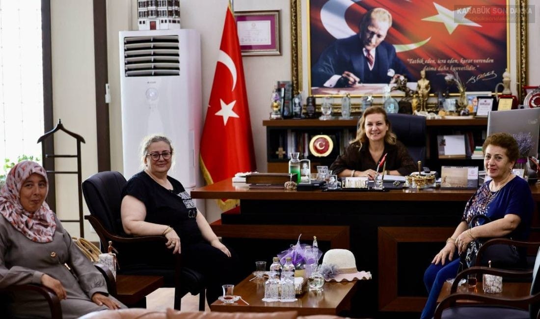 BAŞKAN ELİF KÖSE WORKSHOP ETKİNLİĞİNDE KADINLARLA BİR ARAYA GELDİ Safranbolu Belediye Başkanı Elif Köse, düzenlenen el yapımı takı workshop