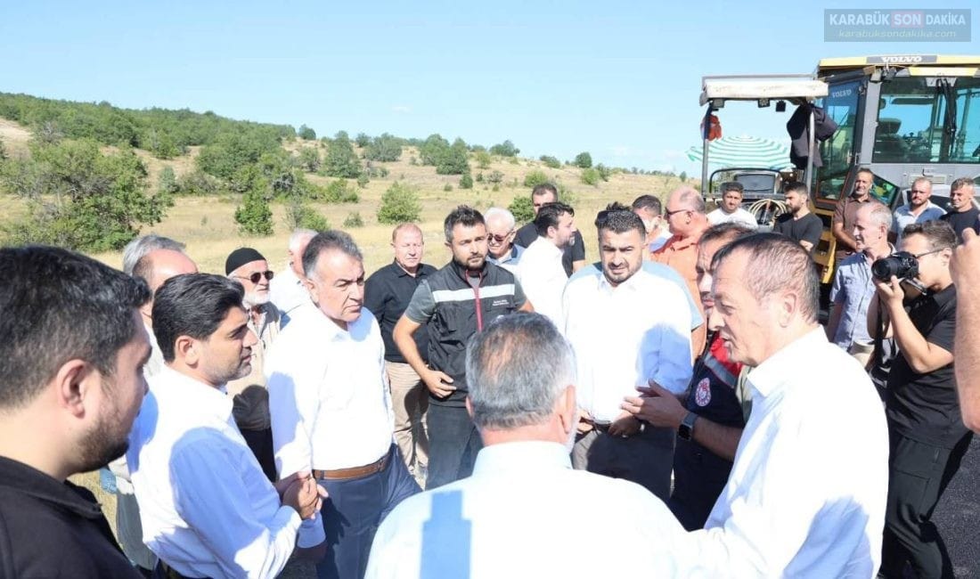 EFLANİ ÇAVUŞLU KÖYÜ’NDE ASFALT ÇALIŞMALARI SÜRÜYOR Karabük Valisi Oktay Çağatay, Eflani'nin Çavuşlu Köyü'nde İl Özel İdaresi