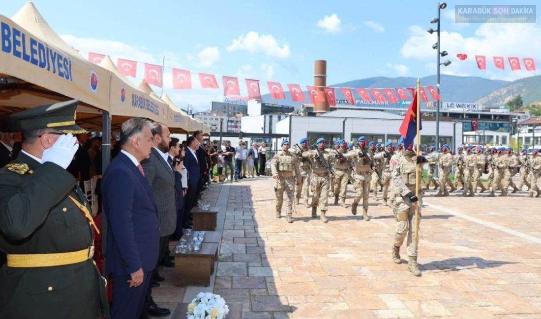 KARABÜK KENT MEYDANI’NDA 30 AĞUSTOS ZAFER BAYRAMI COŞKUSU Başkomutanlık Meydan Muharebesi Zaferi’nin 104. yıl dönümü, Karabük Kent Meydanı