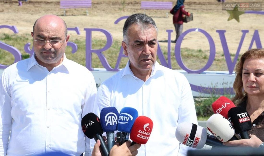 SAFRANOVA’DA SAFRAN SOĞANLARI TOPRAKLA BULUŞTU Karabük Valisi Oktay Çağatay ve kent protokolü, Safranova Safran ve