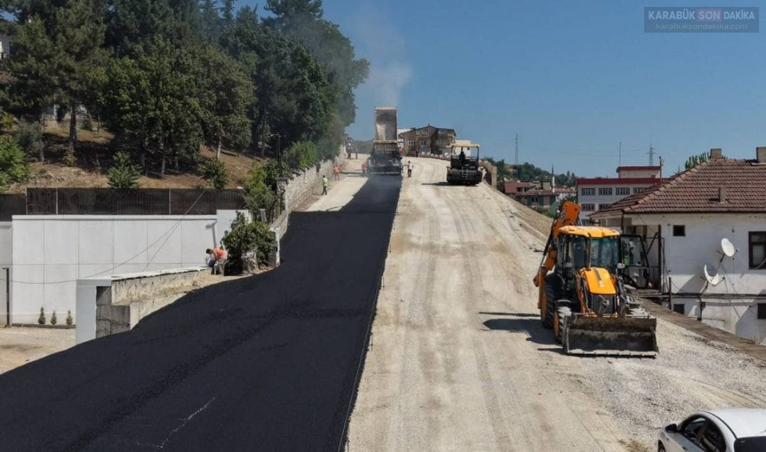 YEŞİL MAHALLE ESENTEPE RAMPASINDA SICAK ASFALT SERİMİ BAŞLADI Karabük Belediyesi, zemin kayması ve altyapı sorunları çözülen Esentepe Rampası'nda