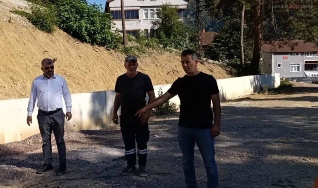 YENİCE BELEDİYESİNDEN SPOR, DOĞALGAZ VE SOSYAL ALAN HAMLESİ Yenice Belediye Başkanı Ş. Sertaş Karakaş, okul bahçesine yapılacak spor